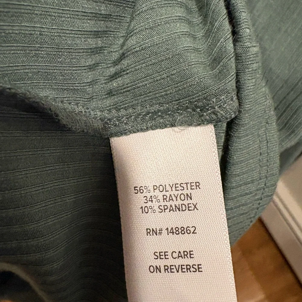 Torrid Long Green Sleeve Tee NWT - Picture 4 of 7